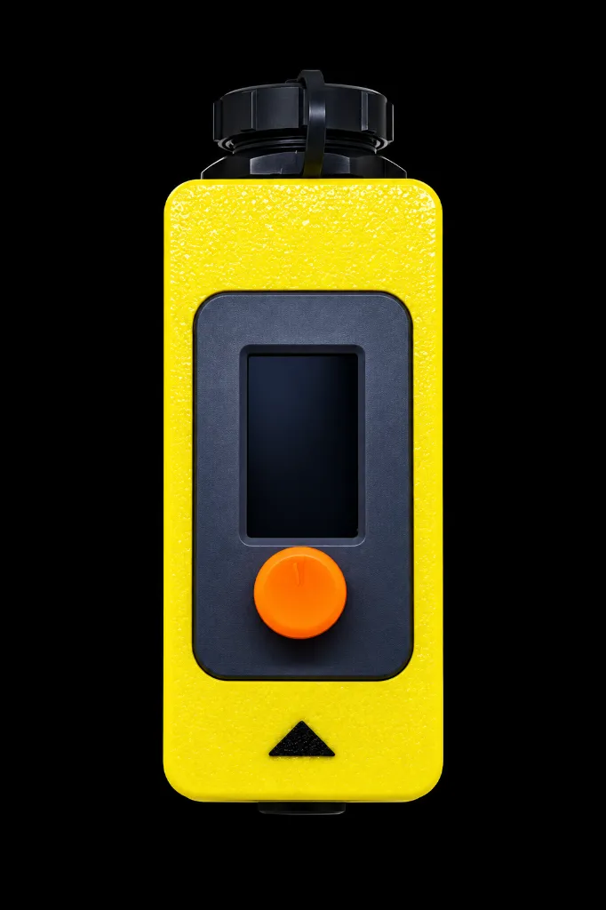 Boîtier industriel jaune à écran et molette orange.webp